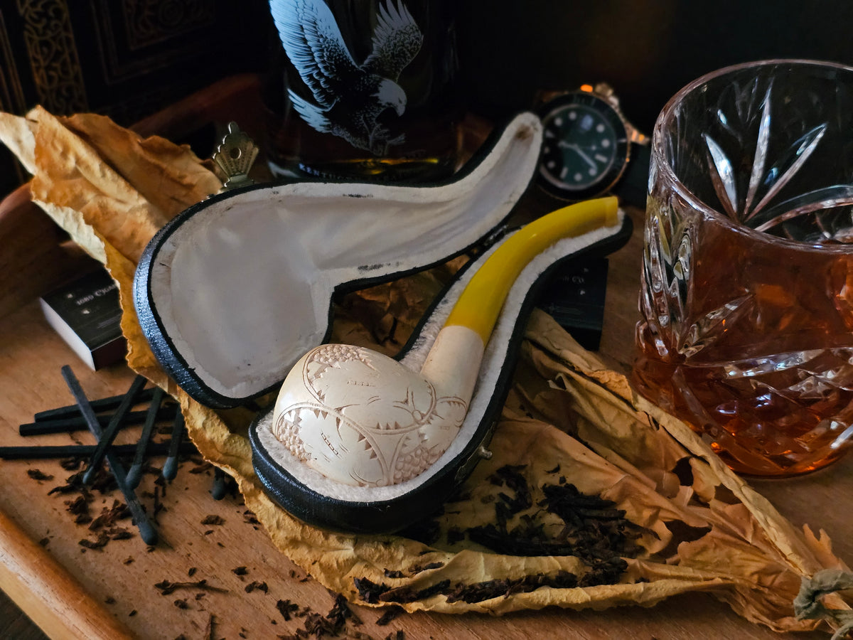 Hand-Carved Meerschaum Pipe with Fitted Case – Classic Collector’s Piece